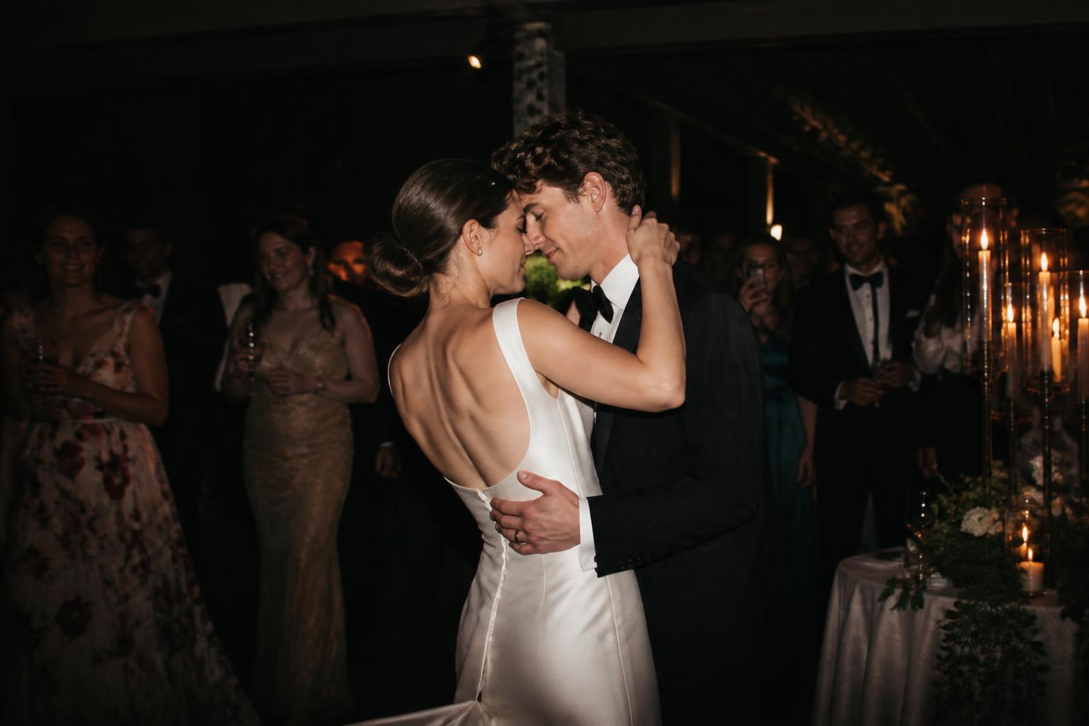 Noivos dançando na festa de casamento