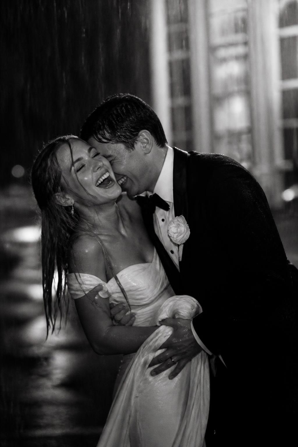 Casal sob a chuva no dia do casamento